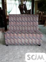 Кафе продает: новые диваны, деревянную барную стойку, стулья.